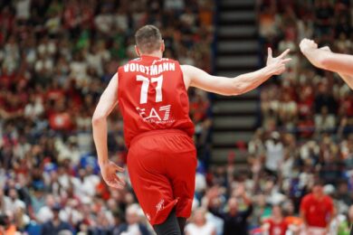 Playoff, l’Olimpia Milano domina Sassari. Voigtmann superstar al Forum