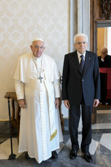 Papa Francesco premia Mattarella: “La politica è la forma più alta di carità”