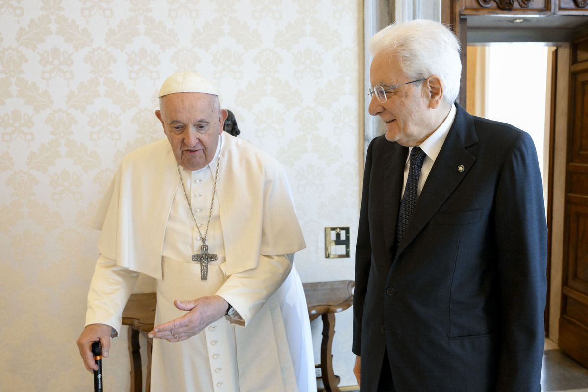 Papa Francesco premia Mattarella: “La politica è la forma più alta di carità”