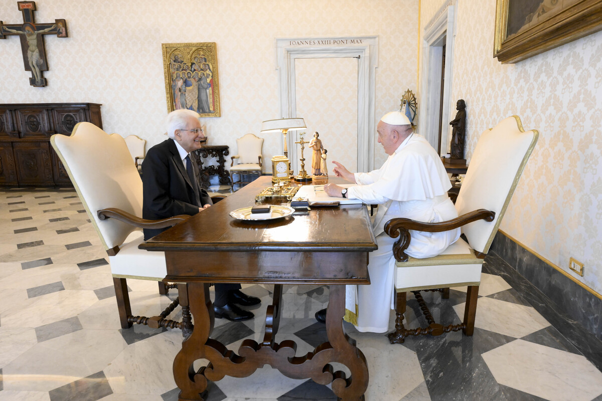 Papa Francesco premia Mattarella: “La politica è la forma più alta di carità”