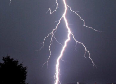 Colpita da un fulmine nel Bresciano: Evelina muore dopo ore di agonia