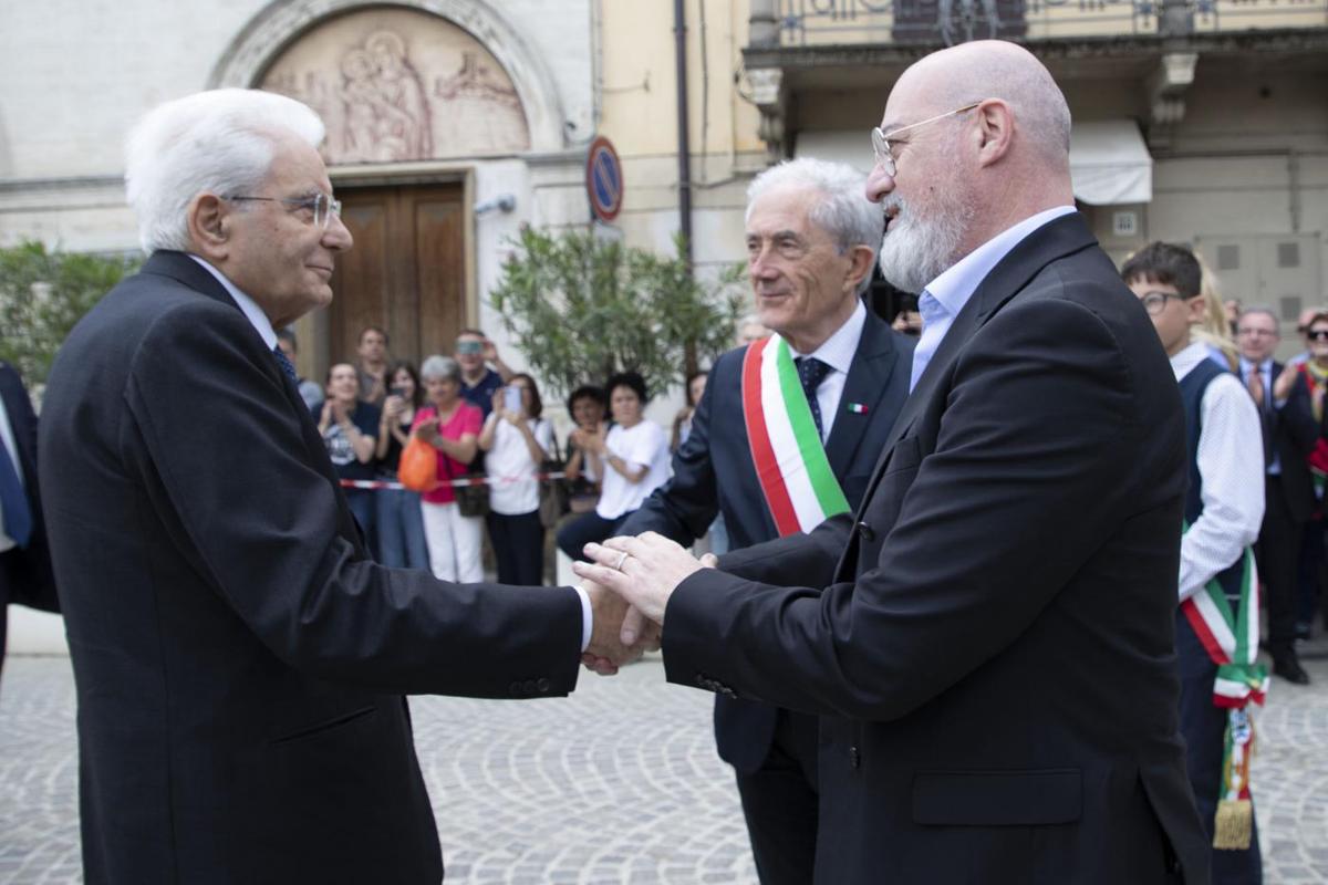 Alluvione, grande accoglienza per Mattarella: “Non sarete soli, siamo con voi” Alluvione, grande accoglienza per Mattarella: “Non sarete soli, siamo con voi”