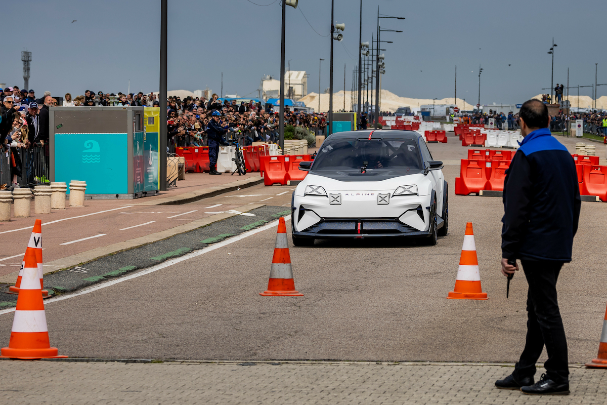 L’Alpine A290_β debutta sulle strade di Dieppe dando spettacolo