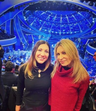 “La mattina nel fango, la sera aiuto mia mamma”. Chi è Elena De Vincenzo, inviata Tg1