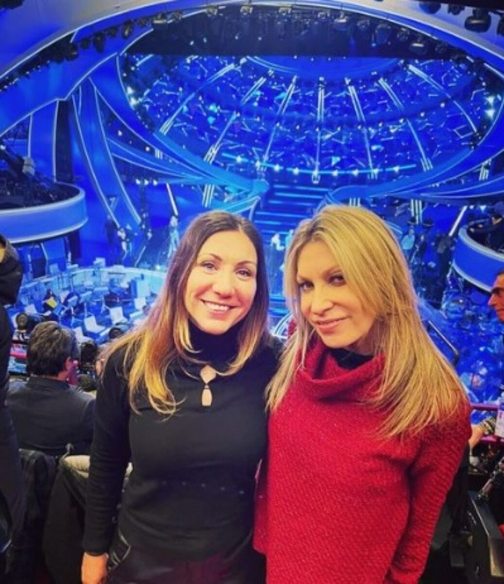 “La mattina nel fango, la sera aiuto mia mamma”. Chi è Elena De Vincenzo, inviata Tg1 “La mattina nel fango, la sera aiuto mia mamma”. Chi è Elena De Vincenzo, inviata Tg1