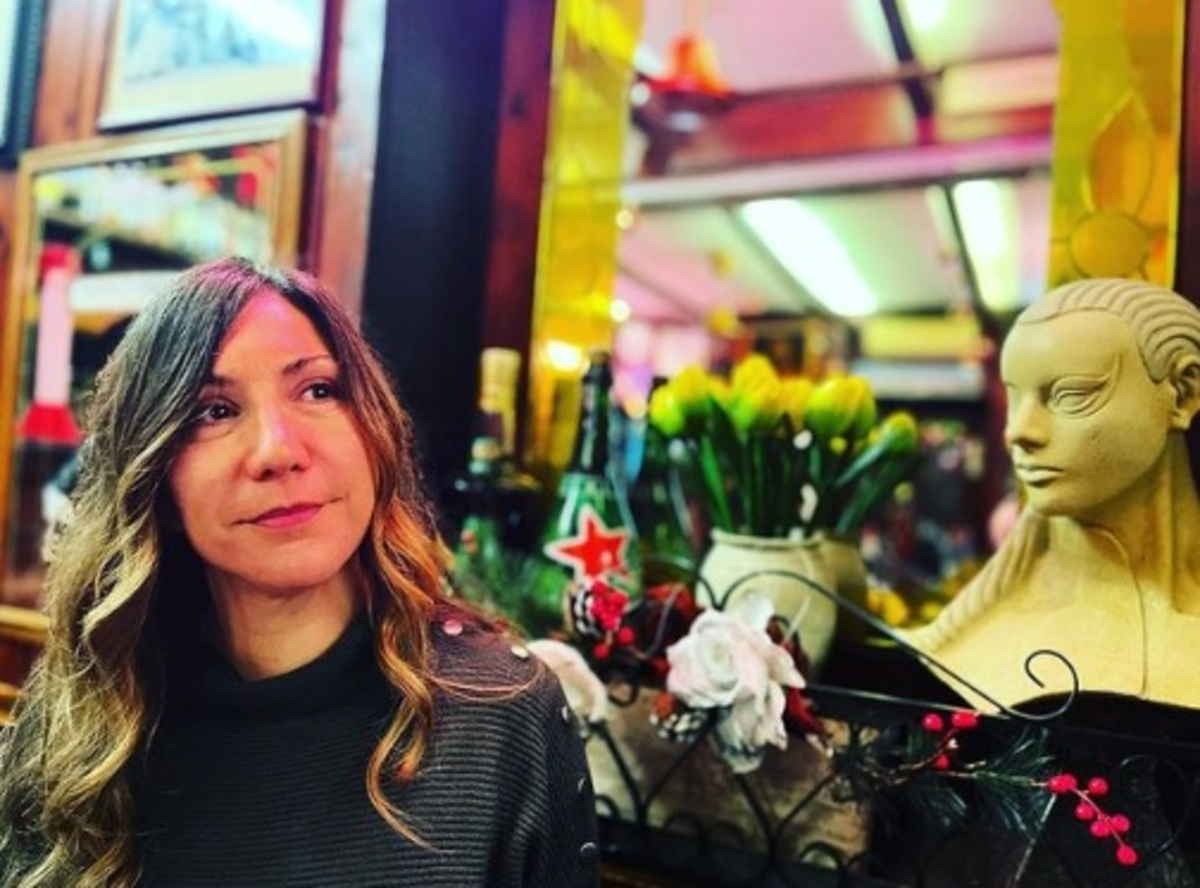 “La mattina nel fango, la sera aiuto mia mamma”. Chi è Elena De Vincenzo, inviata Tg1 “La mattina nel fango, la sera aiuto mia mamma”. Chi è Elena De Vincenzo, inviata Tg1