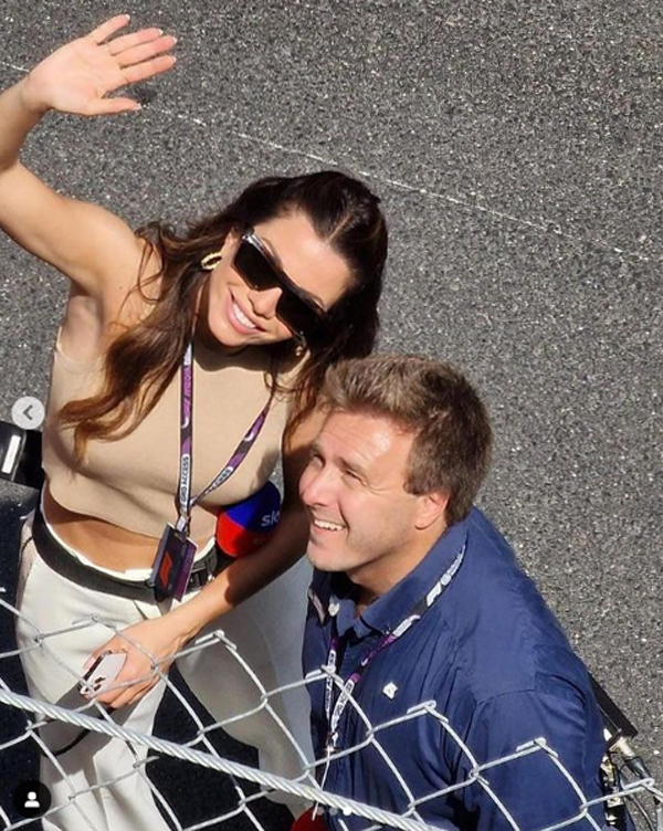 Federica Masolin a piedi nudi davanti alla Ferrari (ma che botta in testa con la telecamera!) Federica Masolin a piedi nudi davanti alla Ferrari (ma che botta in testa con la telecamera!)