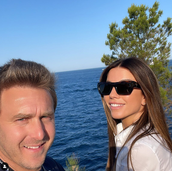 Federica Masolin a piedi nudi davanti alla Ferrari (ma che botta in testa con la telecamera!) Federica Masolin a piedi nudi davanti alla Ferrari (ma che botta in testa con la telecamera!)
