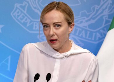 Amministrative, “Opera al Nero” di Meloni: come Giorgia ha stracciato la Sx