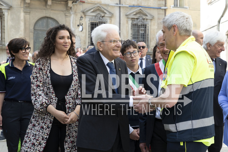 Alluvione, grande accoglienza per Mattarella: “Non sarete soli, siamo con voi” Alluvione, grande accoglienza per Mattarella: “Non sarete soli, siamo con voi”