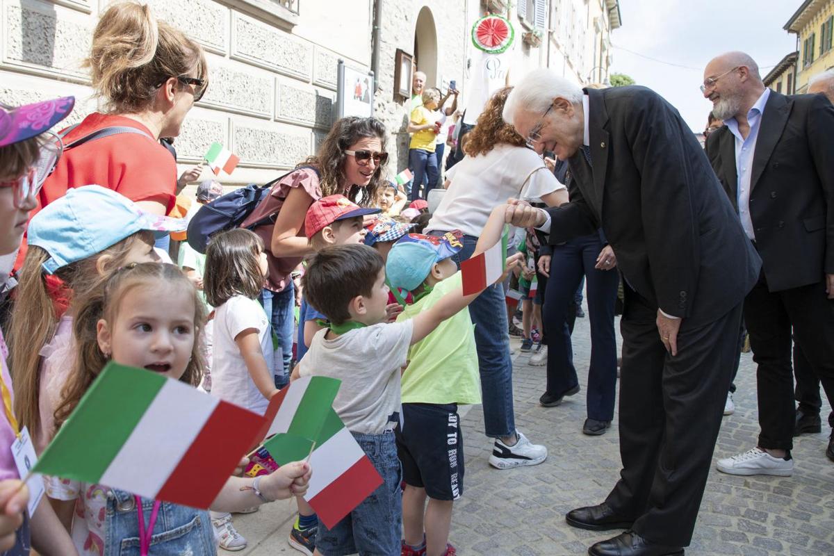 Alluvione, grande accoglienza per Mattarella: “Non sarete soli, siamo con voi” Alluvione, grande accoglienza per Mattarella: “Non sarete soli, siamo con voi”