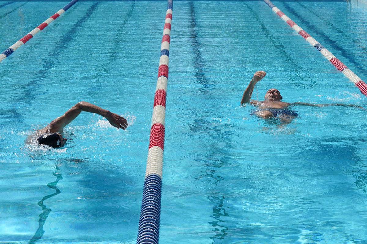 Tuffi proletari in piscina: scavalcano il muro del circolo e fanno il bagno Tuffi proletari in piscina: scavalcano il muro del circolo e fanno il bagno