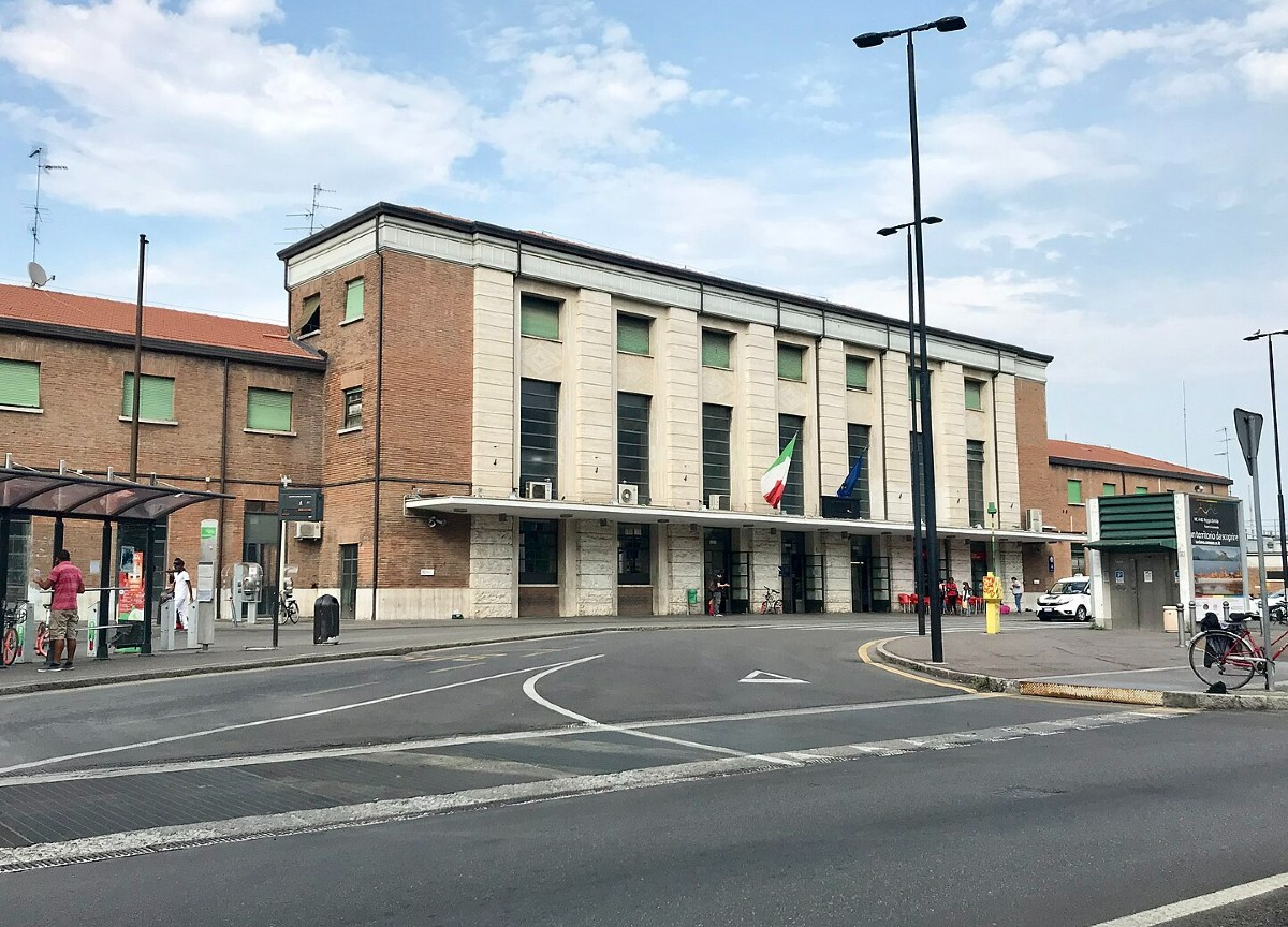 Reggio Emilia, 18enne ucciso a coltellate in stazione. Si cerca aggressore Reggio Emilia, 18enne ucciso a coltellate in stazione. Si cerca aggressore