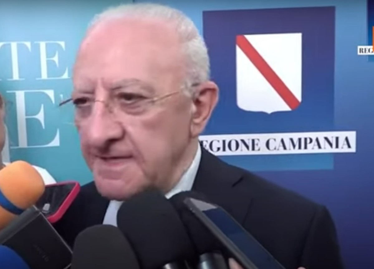 Pnrr, De Luca sferzante: “Fitto e il Vesuvio i più grandi produttori di fumo” Pnrr, De Luca sferzante: “Fitto e il Vesuvio i più grandi produttori di fumo”