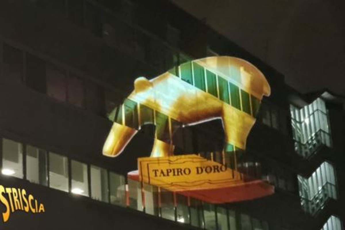 Striscia, schiaffo a Giannini: “Con lui La Stampa perde 14 mila copie” Striscia, schiaffo a Giannini: “Con lui La Stampa perde 14 mila copie”