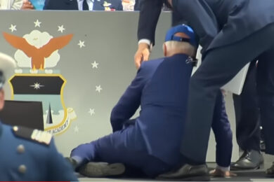 Joe Biden cade ancora, i fragilissimi equilibri del mondo