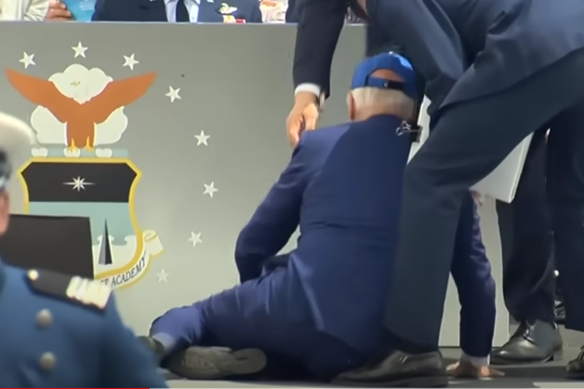 Joe Biden cade ancora, i fragilissimi equilibri del mondo Joe Biden cade ancora, i fragilissimi equilibri del mondo