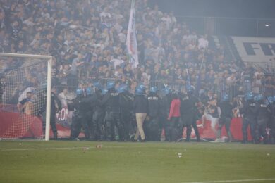 Brescia-Cosenza caos: invasione di campo, disordini e 8 poliziotti feriti