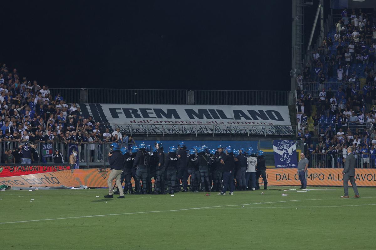 Brescia-Cosenza caos: invasione di campo, disordini e 8 poliziotti feriti