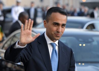 Luigi Di Maio sospeso da Twitter: che flop il debutto al Golfo. Cosa succede
