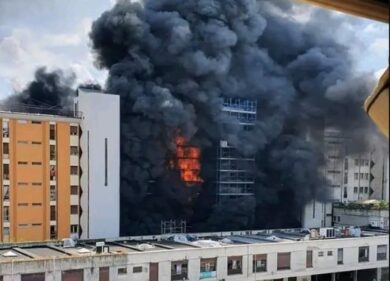 Roma, a fuoco palazzo in ristrutturazione a Colli Aniene: diversi feriti