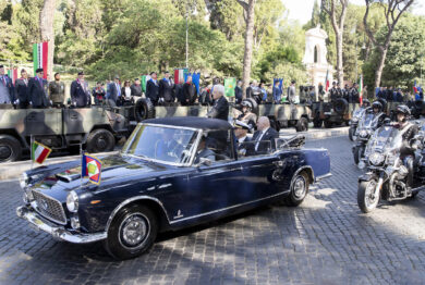 Mattarella a bordo della Lancia Flaminia Presidenziale sfila ai Fori Imperiali
