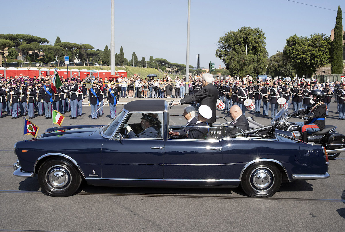 Mattarella a bordo della Lancia Flaminia Presidenziale sfila ai Fori Imperiali Mattarella a bordo della Lancia Flaminia Presidenziale sfila ai Fori Imperiali