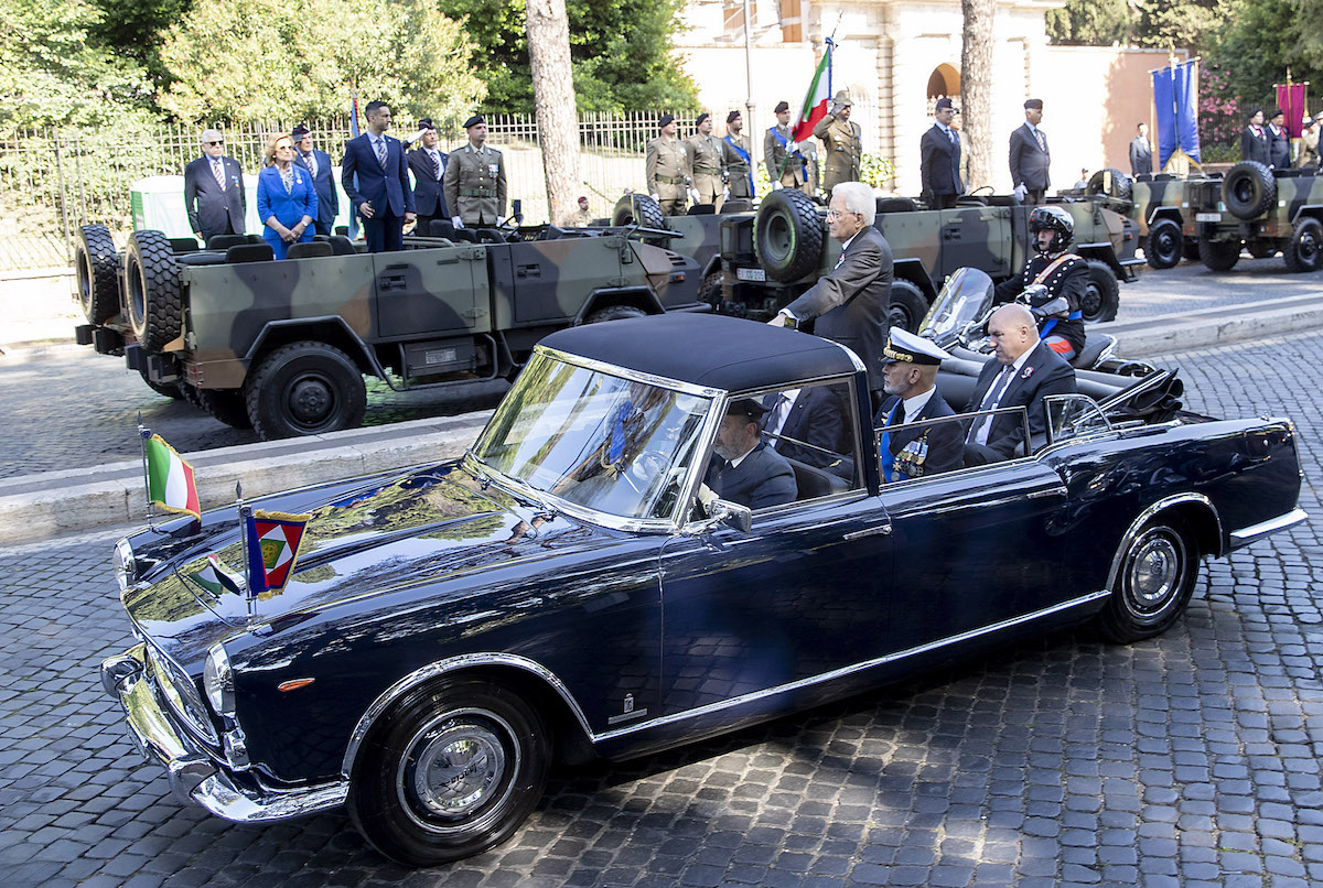 Mattarella a bordo della Lancia Flaminia Presidenziale sfila ai Fori Imperiali Mattarella a bordo della Lancia Flaminia Presidenziale sfila ai Fori Imperiali