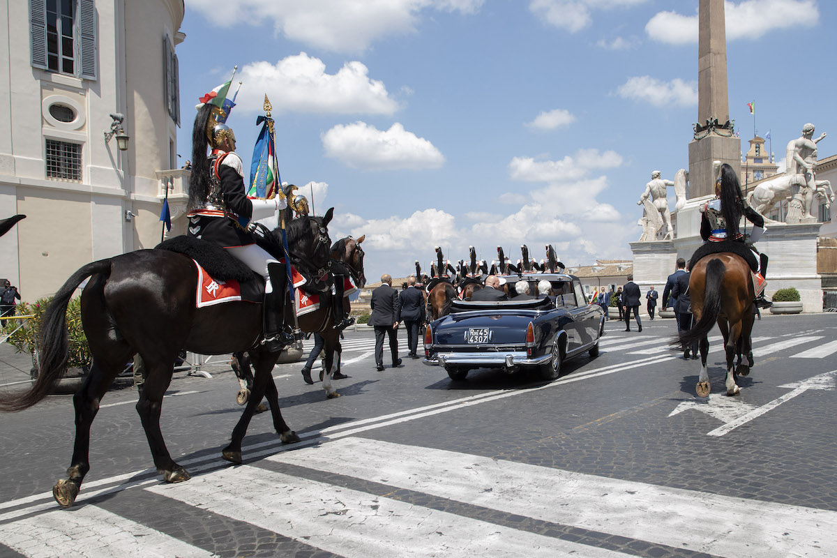 Mattarella a bordo della Lancia Flaminia Presidenziale sfila ai Fori Imperiali Mattarella a bordo della Lancia Flaminia Presidenziale sfila ai Fori Imperiali