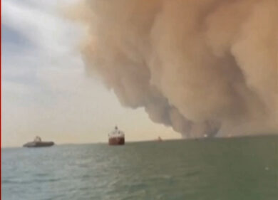 Spaventosa tempesta di sabbia nel Canale di Suez, chiusi due porti. VIDEO