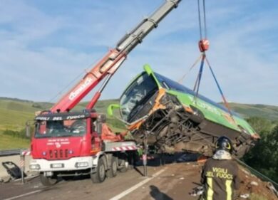 A16 Napoli-Canosa, bus finisce in scarpata: un morto e 14 feriti