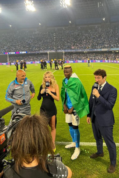 Diletta Leotta: abito cut out, super spacco e ‘Karius portiere del Napoli’