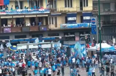 Napoli si tinge di azzurro, la festa Scudetto dilaga in tutta la città. VIDEO