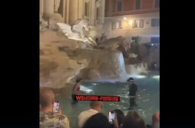Donna fa il bagno nella fontana di Trevi, calci e pugni contro la polizia
