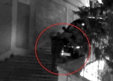 Piazza di Spagna in pericolo: dagli ultrà alla Maserati fino agli attivisti