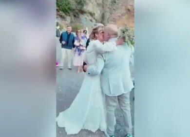 Nozze Sallusti Groppelli, l’abito bianco da sposa e l’altare sulla spiaggia