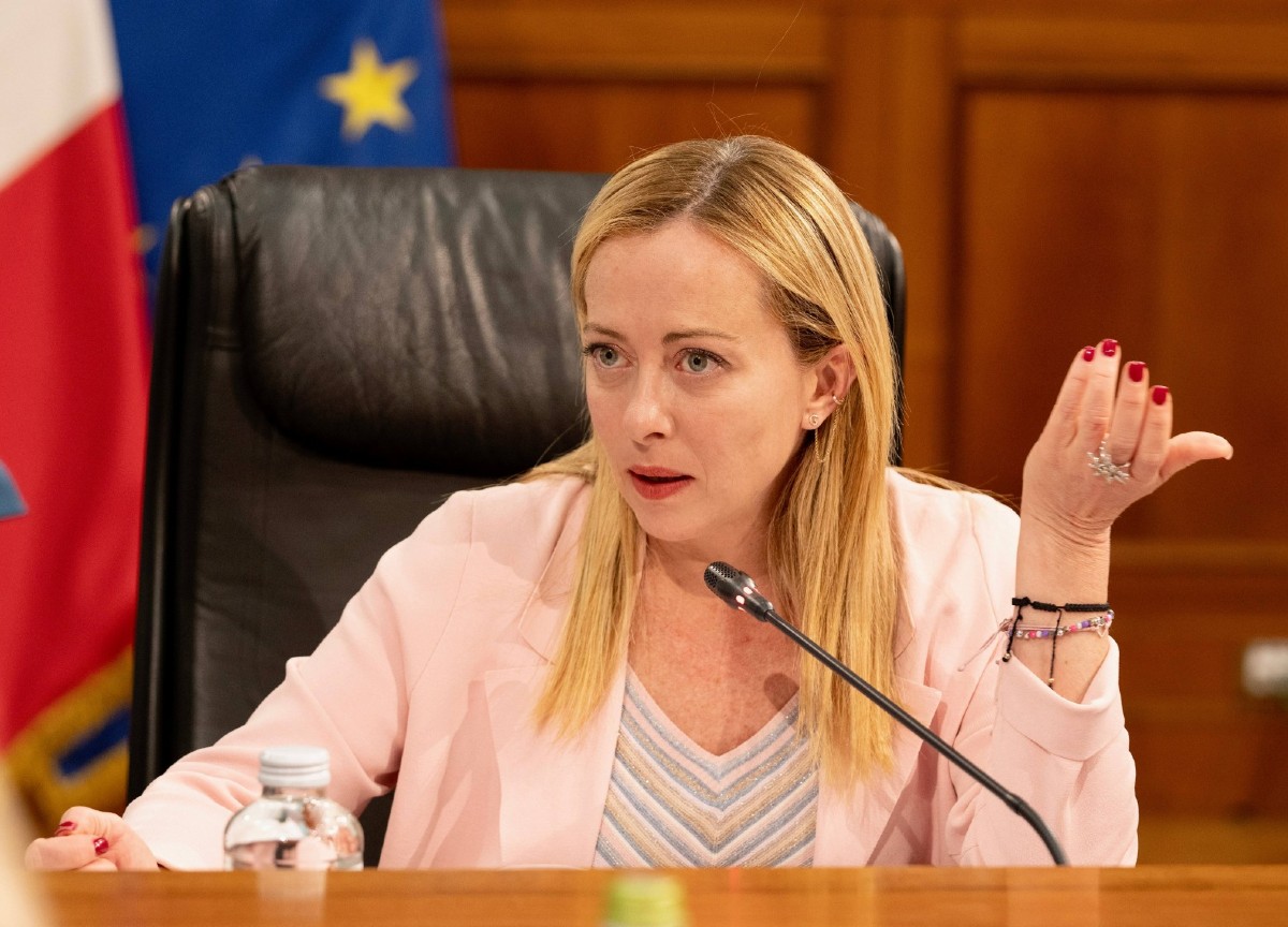 Meloni in Tunisia per evitare la nuova “invasione” di migranti