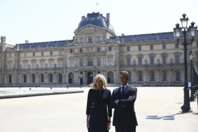 Mattarella irrefrenabile nel ricucire con Macron. Ma la premier è Meloni