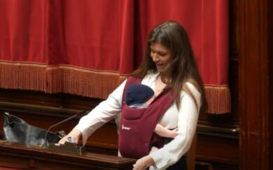 Sportiello (M5s) prima mamma deputata a portare figlio in Aula