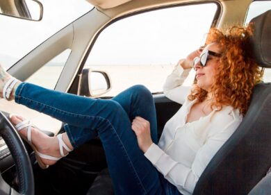 Guidare l’auto in ciabatte si può, ma occhio all’assicurazione che si sceglie