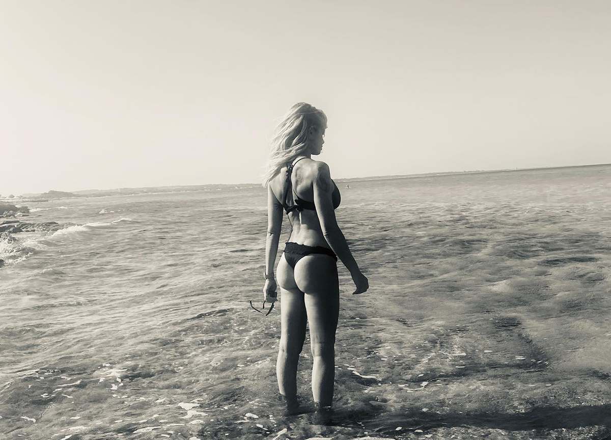 Elisabetta Canalis condivide una foto ricordo con la Corvaglia: pace fatta? Elisabetta Canalis condivide una foto ricordo con la Corvaglia: pace fatta?
