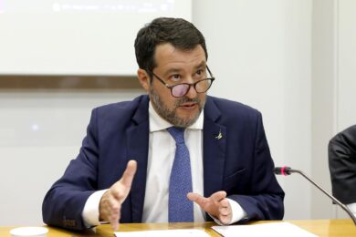 Casco, targa e assicurazione obbligatori: stretta di Salvini sui monopattini