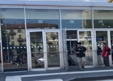 Aggressione omofoba a coppia gay: “Vuoi vedere come ti ammazzo?”. VIDEO