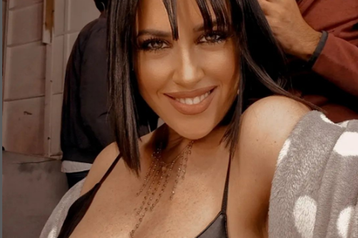 Claudia Ruggeri (Avanti un altro): camicia della tifosa romanista si apre e..