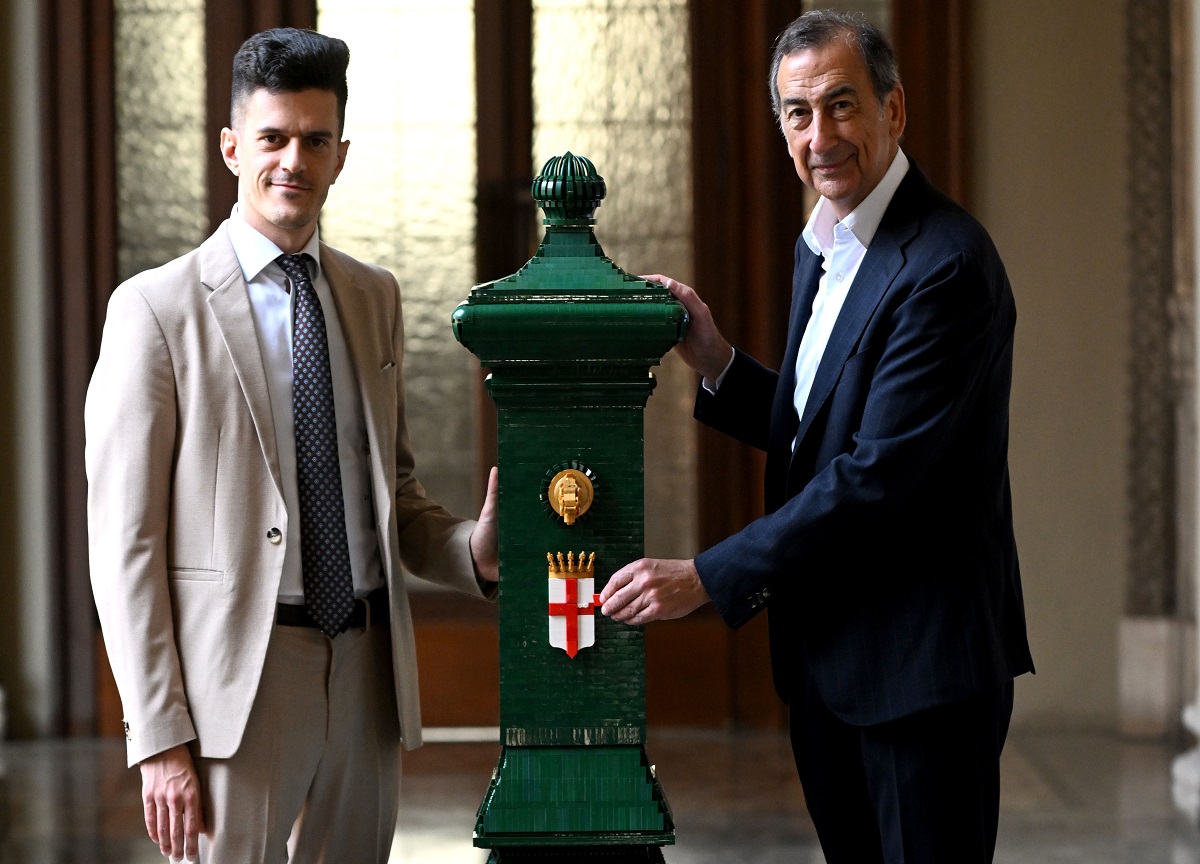 Centrale dell’acqua, terminato il drago verde da 30mila mattoncini. FOTO Centrale dell’acqua, terminato il drago verde da 30mila mattoncini. FOTO