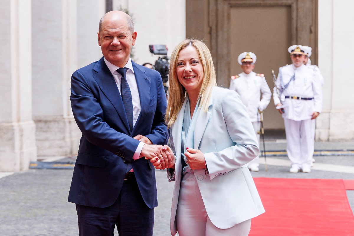 Ue, storico patto sui migranti. Così Meloni ha abbandonato la linea di Orban Ue, storico patto sui migranti. Così Meloni ha abbandonato la linea di Orban