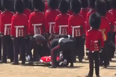 Londra, William passa in rassegna le truppe: soldati svengono per il caldo