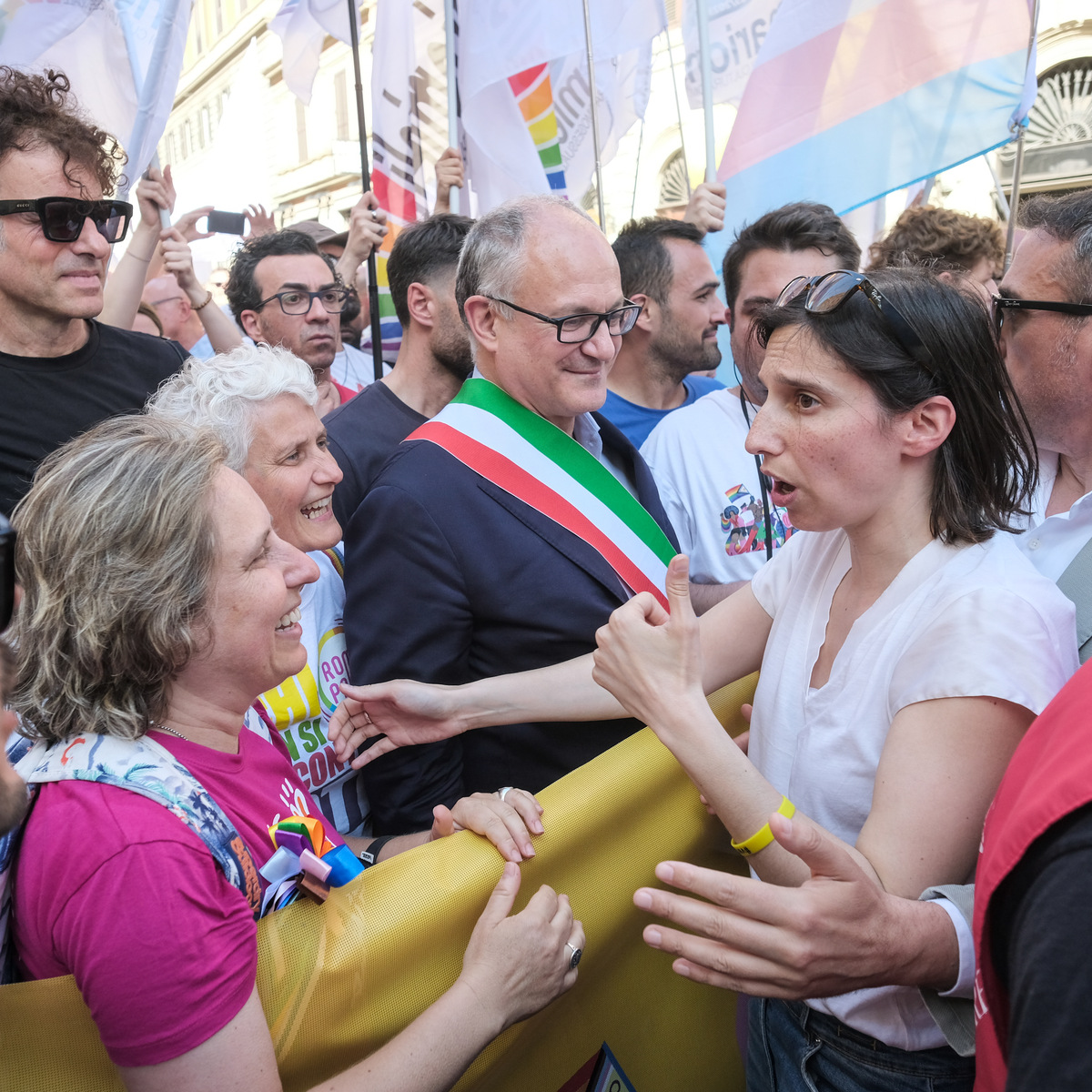 Roma Pride, dai politici in cerca di voti gay all’ironia più tagliente. FOTO Roma Pride, dai politici in cerca di voti gay all’ironia più tagliente. FOTO