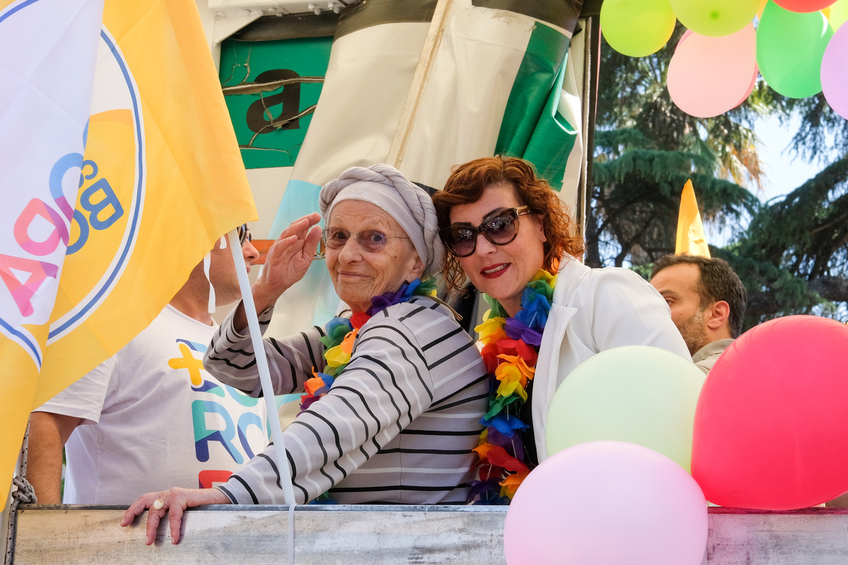 Roma Pride, dai politici in cerca di voti gay all’ironia più tagliente. FOTO Roma Pride, dai politici in cerca di voti gay all’ironia più tagliente. FOTO
