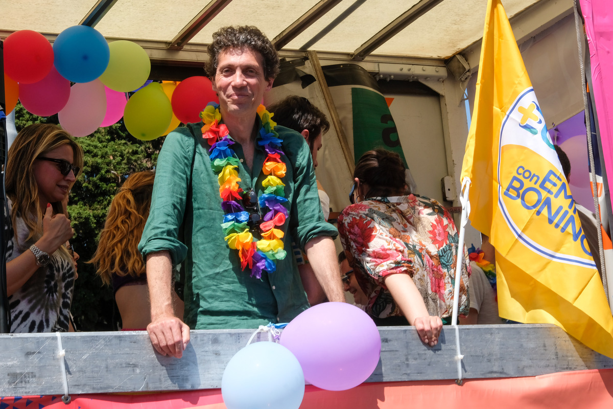 Roma Pride, dai politici in cerca di voti gay all’ironia più tagliente. FOTO Roma Pride, dai politici in cerca di voti gay all’ironia più tagliente. FOTO